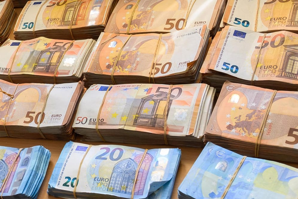 Geldbündel (Symbolbild): Wegen der Corona-Krise schrumpft das Geldvermögen der deutschen Haushalte.