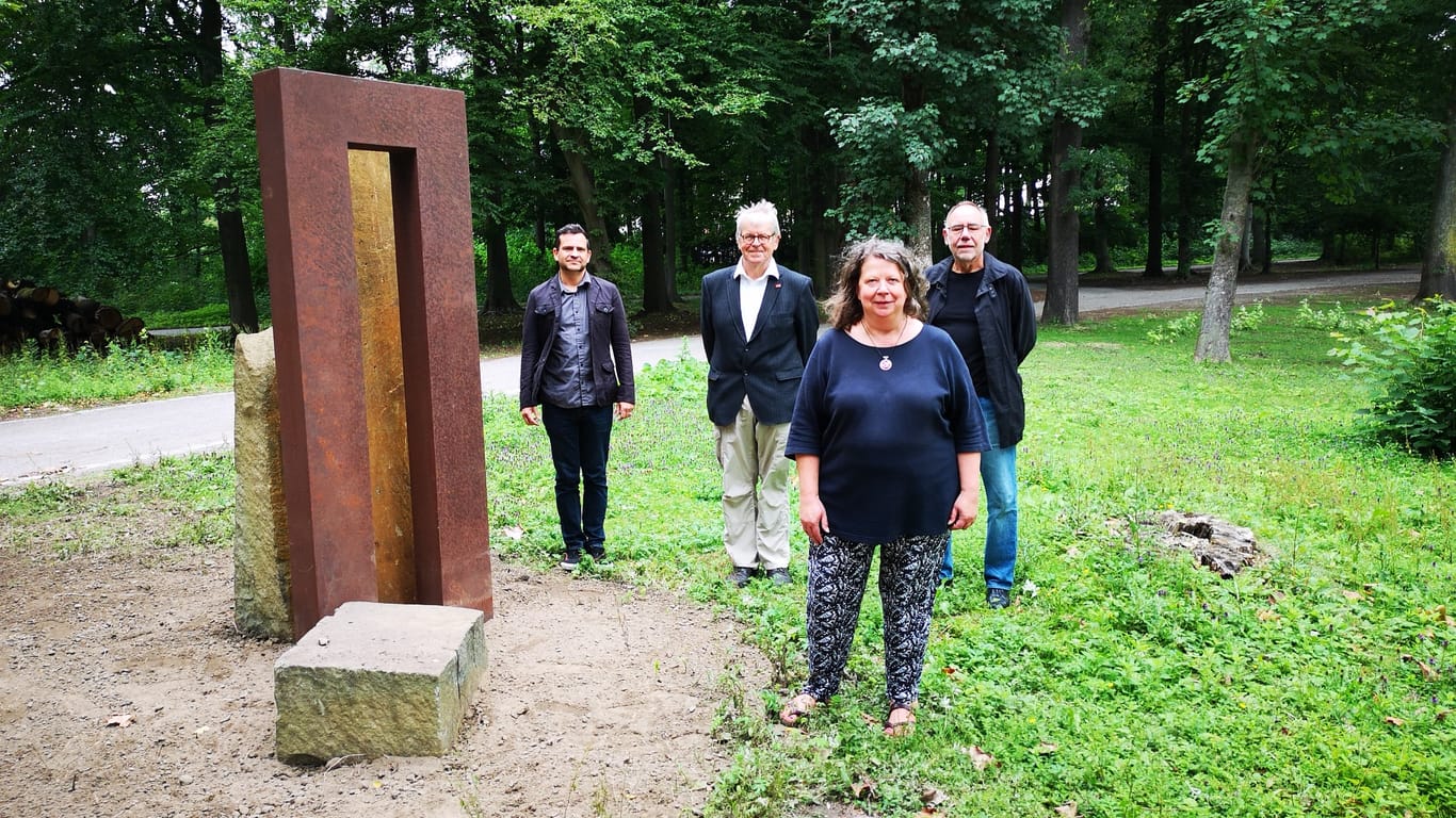 Heiko Just (Grünflächenamt), Dr. Wilhelm Grothe (Freundeskreis Fredenbaumpark), Dr. Rosemarie Pahlke (Referentin für Kunst im öffentlichen Raum), Walter Hellenthal (Künstler) (v.l.n.r.): Daneben ist die neue Skulptur zu sehen.