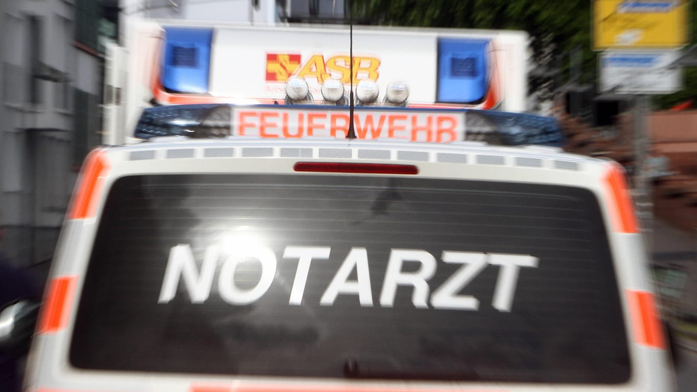 Ein Notarztwagen der Feuerwehr (Symbolbild): In Hagen ist es in Boele zu einem Motorradunfall gekommen.