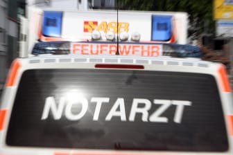 Ein Notarztwagen der Feuerwehr (Symbolbild): In Hagen ist es in Boele zu einem Motorradunfall gekommen.