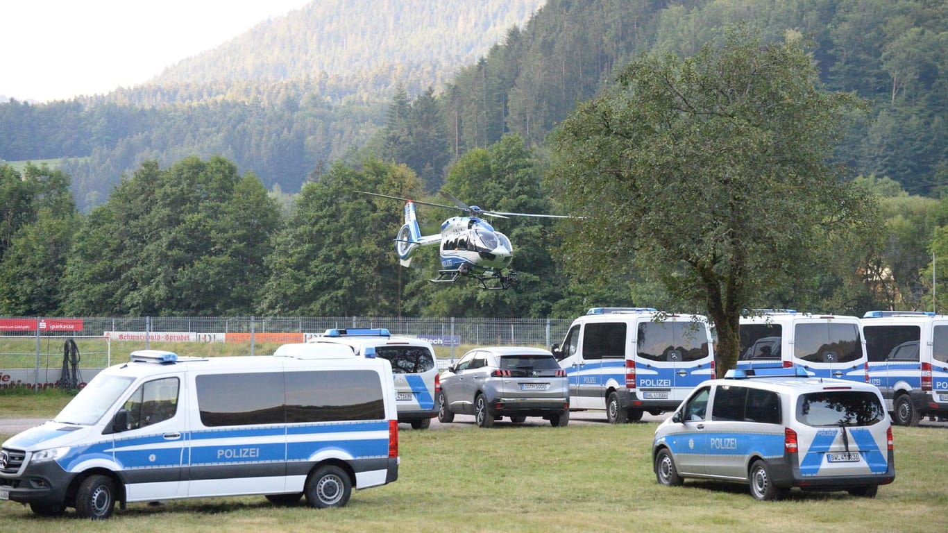 Polizeiautos und Hubschrauber auf dem Sportplatz von Oppenau: Der 31-jährige Yves R. ist drei Tage nach seiner Flucht noch immer abgetaucht.