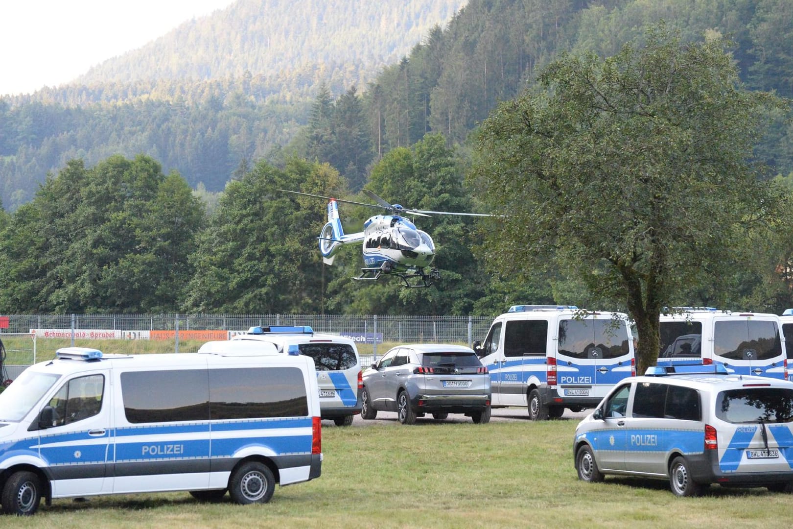 Polizeiautos und Hubschrauber auf dem Sportplatz von Oppenau: Der 31-jährige Yves R. ist drei Tage nach seiner Flucht noch immer abgetaucht.