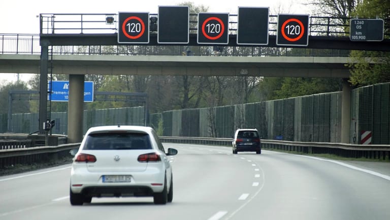 Geschwindigkeitsbegrenzung auf der Autobahn: Laut einer exklusiven Umfrage des Meinungsinstituts Civey für t-online.de ist die Mehrheit der Deutschen für die Einführung eines Tempolimits.