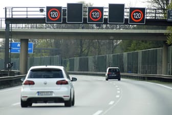 Geschwindigkeitsbegrenzung auf der Autobahn: Laut einer exklusiven Umfrage des Meinungsinstituts Civey für t-online.de ist die Mehrheit der Deutschen für die Einführung eines Tempolimits.