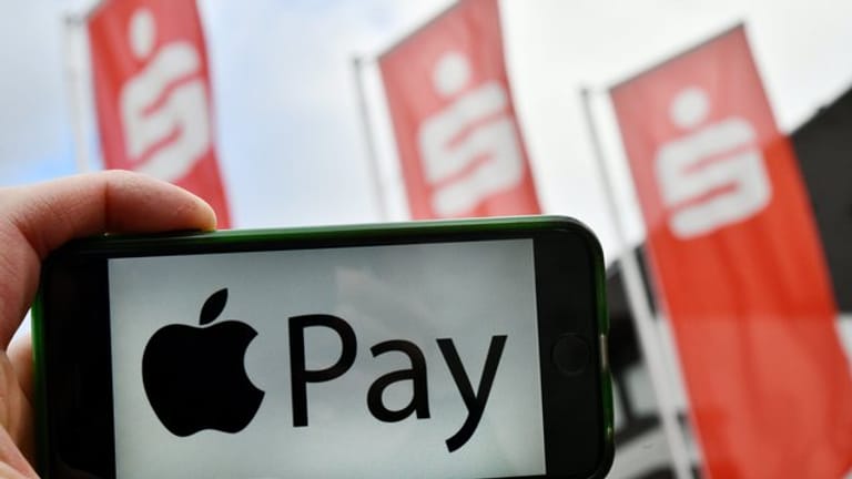 Ab Spätsommer sollen Sparkassenkunden auch mit Apple Pay in Geschäften bezahlen können.