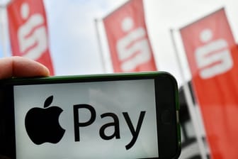 Ab Spätsommer sollen Sparkassenkunden auch mit Apple Pay in Geschäften bezahlen können.