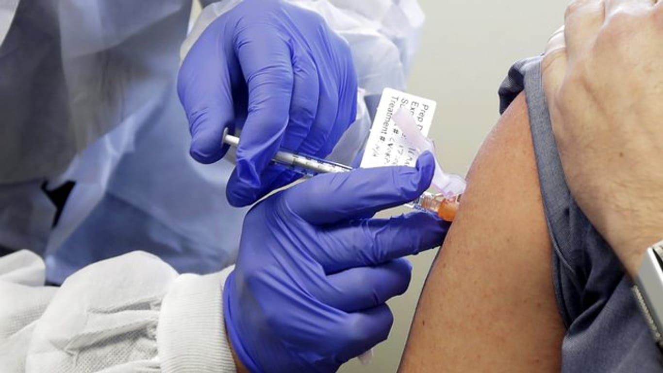 Ein experimenteller Coronavirus-Impfstoff der Firma Moderna zeigt einer Studie zufolge nach ersten Tests ermutigende Ergebnisse.