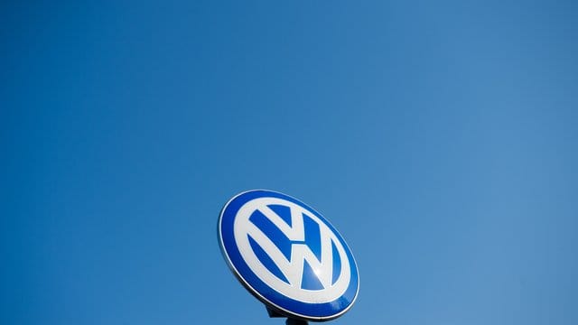 Volkswagen-Logo (Symbolbild): Der Konzern muss stark sparen.