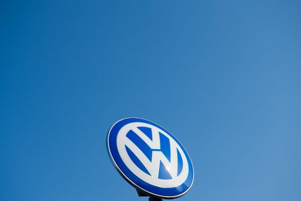 Volkswagen-Logo (Symbolbild): Der Konzern muss stark sparen.