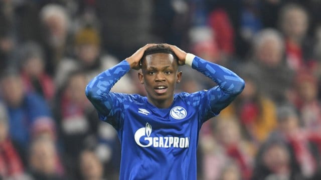 Trägt sonst nur Trikots in Königsblau: Rabbi Matondo fasst sich an den Kopf. Trägt sonst nur Trikots in Königsblau: Rabbi Matondo fasst sich an den Kopf.