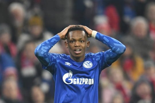 Trägt sonst nur Trikots in Königsblau: Rabbi Matondo fasst sich an den Kopf.