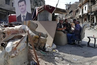 Syrische Soldaten haben einen Checkpoint der Armee im palästinensischen Flüchtlingslager von Jarmuk mit einem Bild des syrischen Präsidenten Baschar al-Assad versehen.