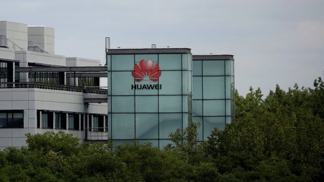 Der chinesische Technologiekonzern soll nun endgültig nicht am Ausbau des superschnellen 5G-Mobilfunknetzes in Großbritannien beteiligt werden. Der chinesische Technologiekonzern soll nun endgültig nicht am Ausbau des superschnellen 5G-Mobilfunknetzes in Großbritannien beteiligt werden.