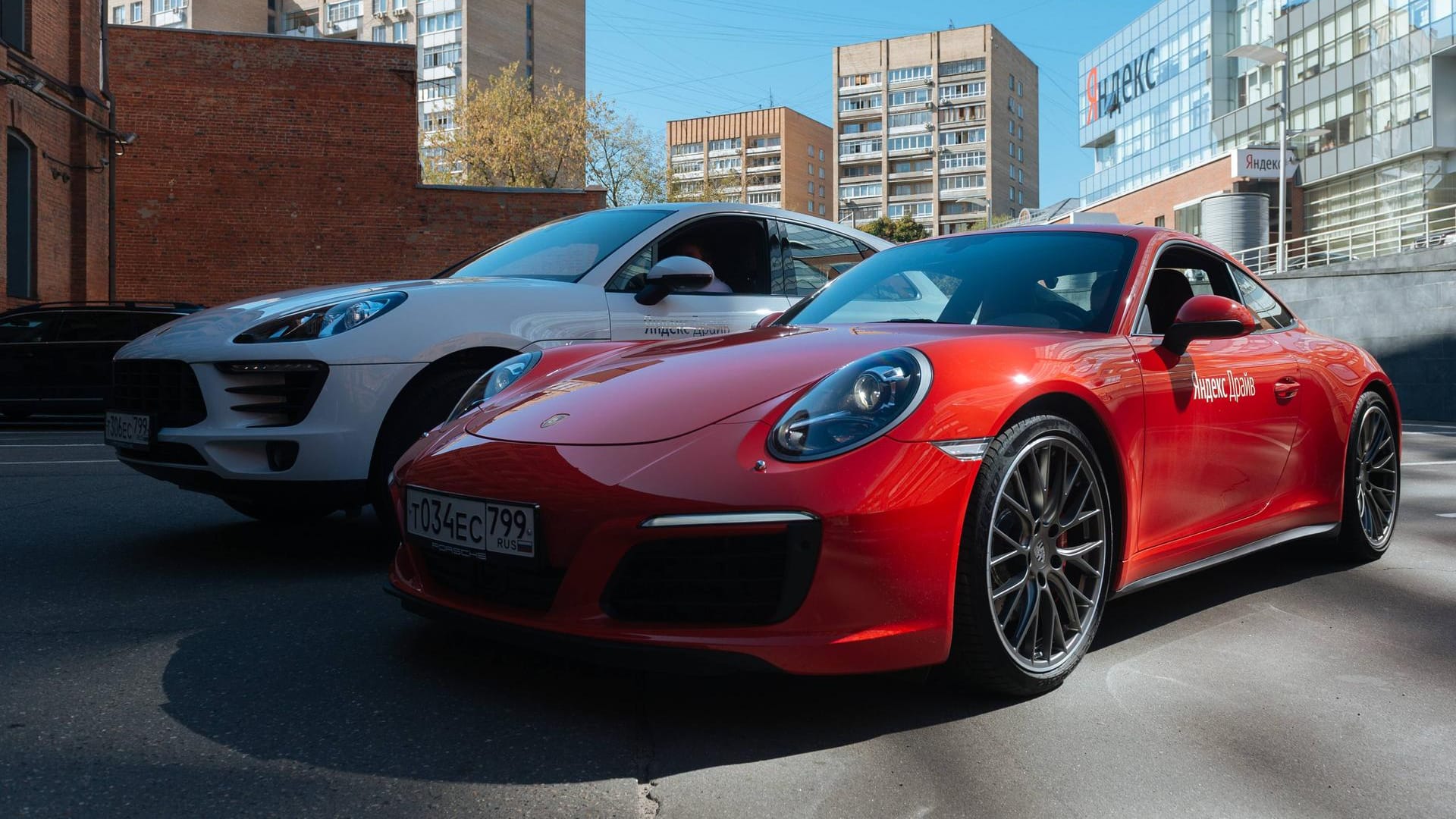 Porsche-Autos (Symbolfoto): Ein Mann hat bei einer Trunkenheitsfahrt mit seinem Porsche einen Schaden von mehr 50.000 Euro angerichtet.