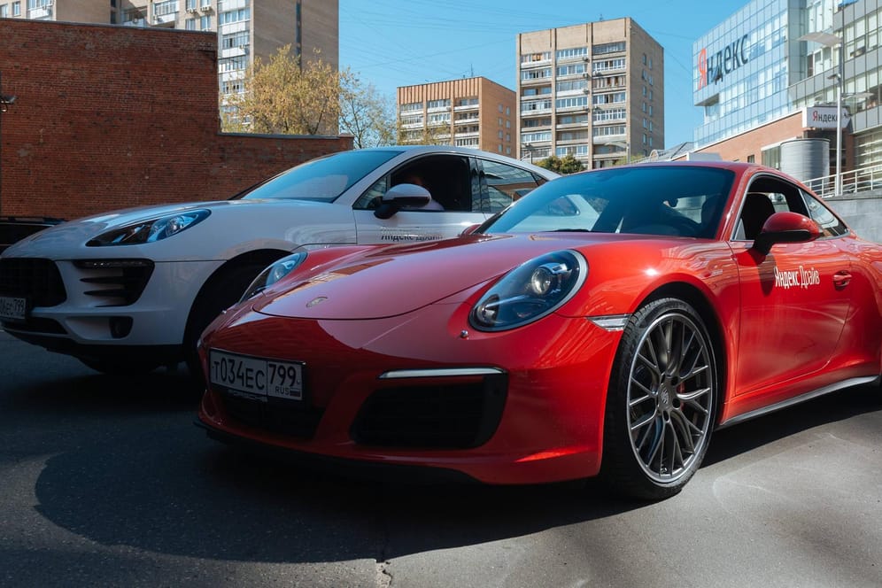 Porsche-Autos (Symbolfoto): Ein Mann hat bei einer Trunkenheitsfahrt mit seinem Porsche einen Schaden von mehr 50.000 Euro angerichtet.