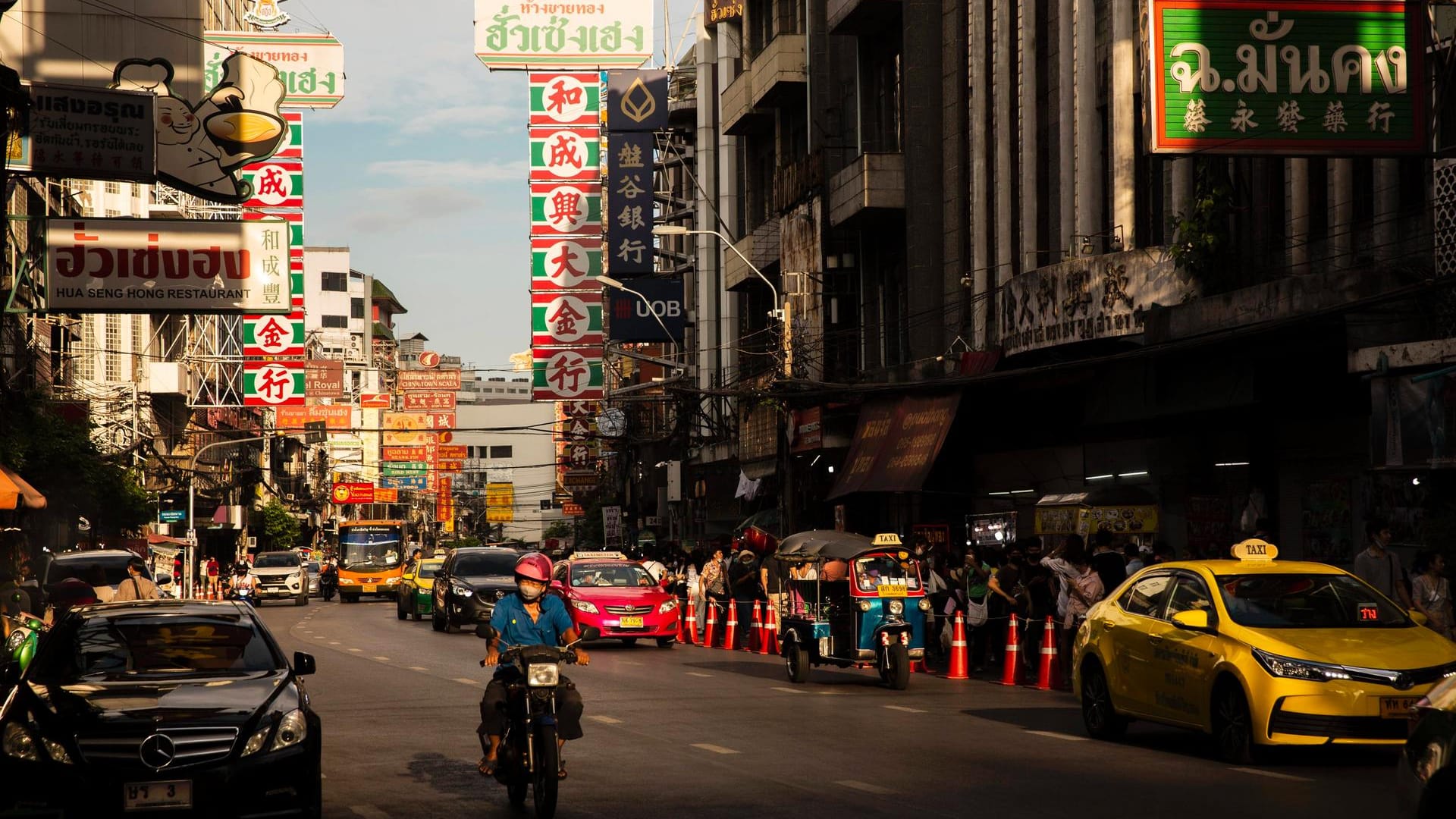 Thailand: Nachdem das Land lange keine lokalen Virusübertragungen mehr hatte, sorgten jüngst zwei Touristen für die Isolation von 400 Menschen. Die Einreisebestimmungen für Ausländer wurden verschärft. Thailand: Nachdem das Land lange keine lokalen Virusübertragungen mehr hatte, sorgten jüngst zwei Touristen für die Isolation von 400 Menschen. Die Einreisebestimmungen für Ausländer wurden verschärft.