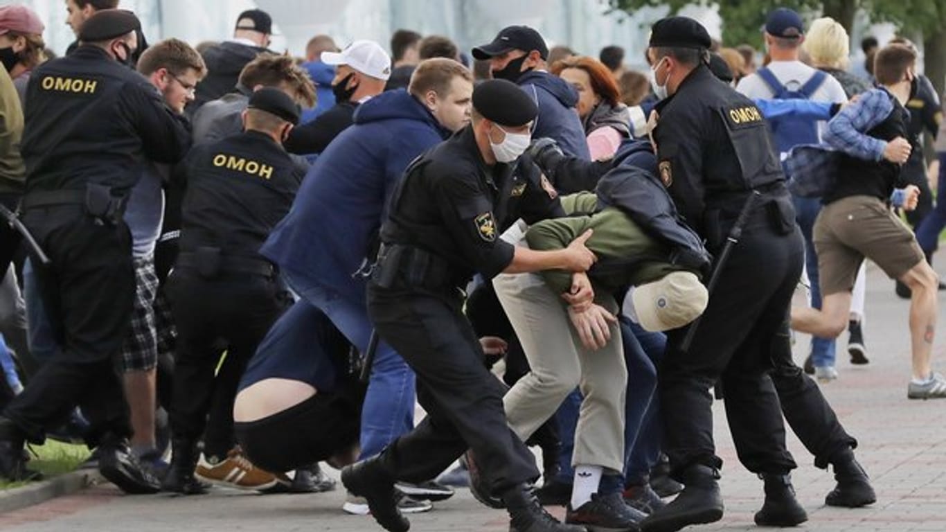 Polizeibeamte versuchen, Demonstranten während einer Kundgebung gegen die Absetzung von Oppositionskandidaten bei den Präsidentschaftswahlen in Belarus festzuhalten.