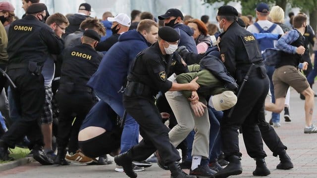 Polizeibeamte versuchen, Demonstranten während einer Kundgebung gegen die Absetzung von Oppositionskandidaten bei den Präsidentschaftswahlen in Belarus festzuhalten. Polizeibeamte versuchen, Demonstranten während einer Kundgebung gegen die Absetzung von Oppositionskandidaten bei den Präsidentschaftswahlen in Belarus festzuhalten.