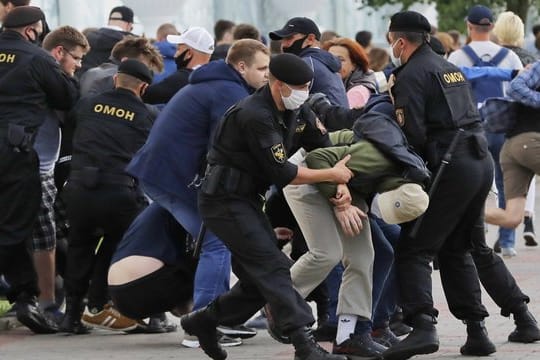 Polizeibeamte versuchen, Demonstranten während einer Kundgebung gegen die Absetzung von Oppositionskandidaten bei den Präsidentschaftswahlen in Belarus festzuhalten.