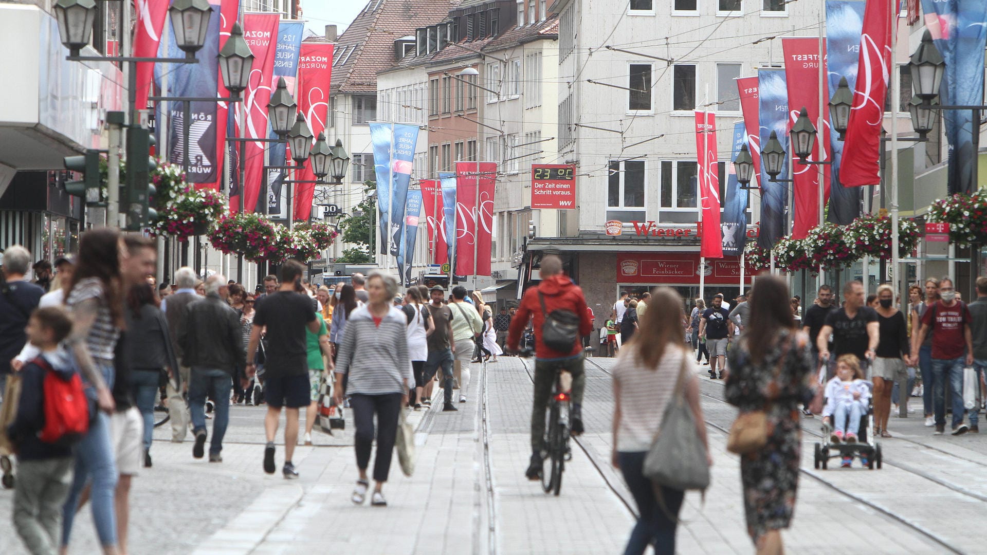 Innenstadt von Würzburg (Symbolbild): Wegen der Corona-Krise könnten tausende Geschäfte in Deutschland schließen. Innenstadt von Würzburg (Symbolbild): Wegen der Corona-Krise könnten tausende Geschäfte in Deutschland schließen.