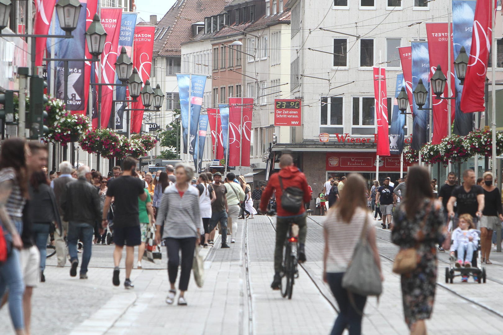 Innenstadt von Würzburg (Symbolbild): Wegen der Corona-Krise könnten tausende Geschäfte in Deutschland schließen.