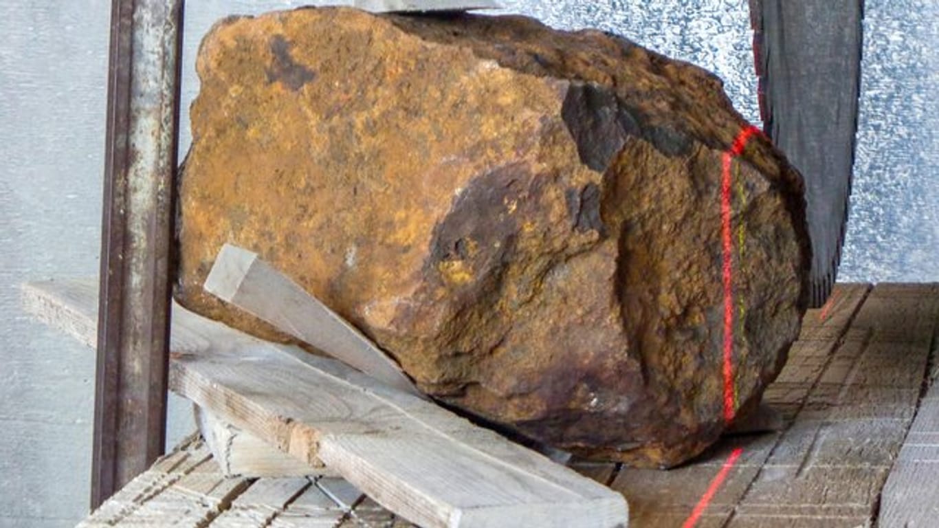 Ein Meteorit liegt in Blaubeuren auf einer Werkbank.