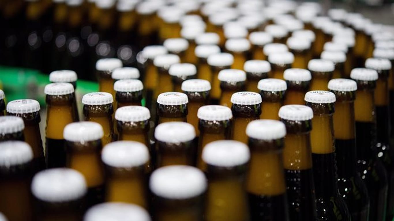Bierflaschen in einer Befüllungsanlage (Symbolbild): Der Absatz von Flaschenbier ist wegen Corona gestiegen.