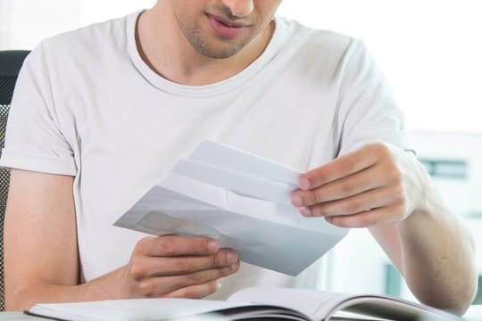 Späte Post: Wenn der Vermieter seine Betriebskostenabrechnung noch nicht zugeschickt hat, können Mieter beim Finanzamt die Vorjahreskosten ansetzen.