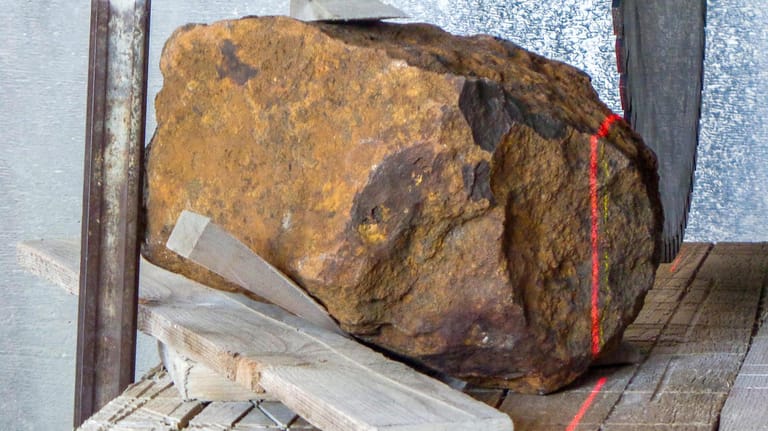 Der schwere Brocken: Der Meteorit lag 30 Jahre lang unerkannt in einem Garten.