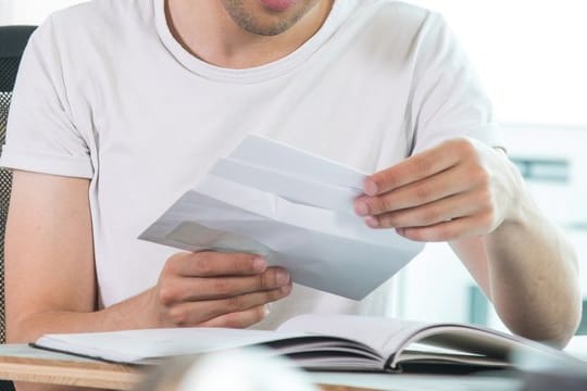 Wenn der Vermieter seine Betriebskostenabrechnung noch nicht zugeschickt hat, können Mieter beim Finanzamt die Vorjahreskosten ansetzen.