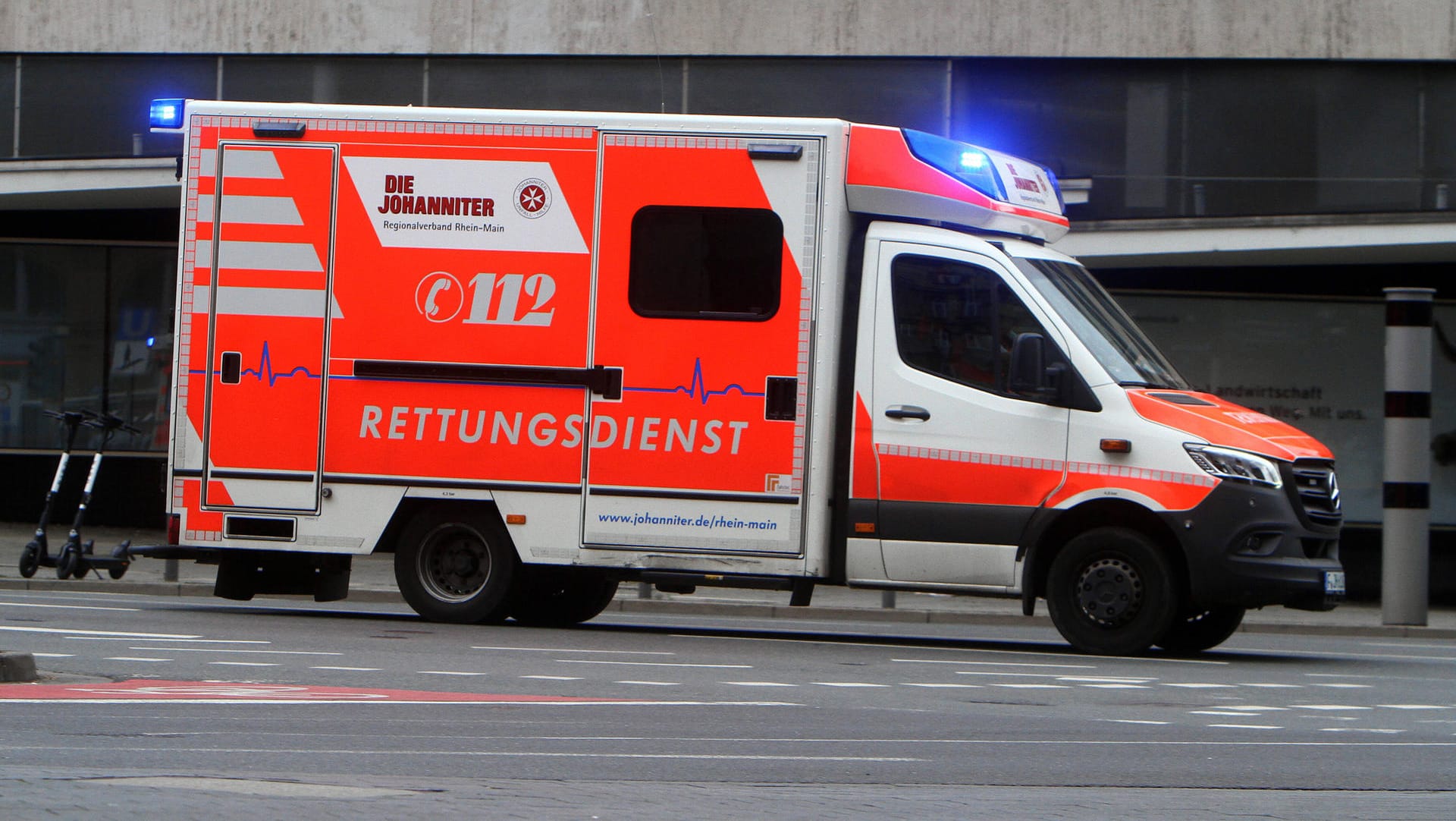 Ein Rettungswagen fährt mit Blaulicht: Für einen Mann kam jede Hilfe zu spät – er starb nach einem Sprung aus einem fahrenden Reisebus. Ein Rettungswagen fährt mit Blaulicht: Für einen Mann kam jede Hilfe zu spät – er starb nach einem Sprung aus einem fahrenden Reisebus.
