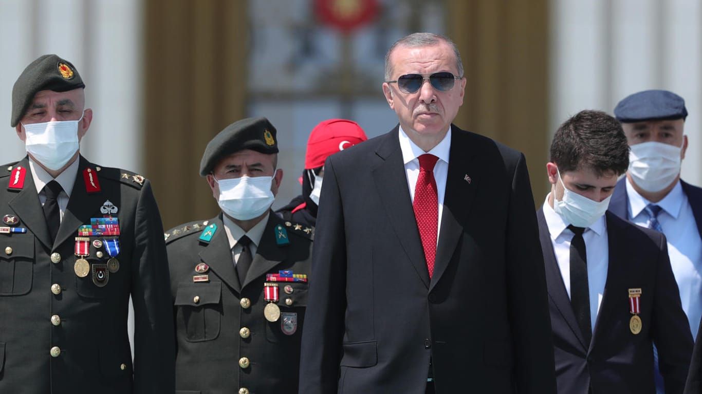 Ankara: Der türkische Präsident Recep Tayyip Erdogan legt einen Blumenstrauß am "Märtyrer-Denkmal" vor dem Präsidentenpalast nieder, um des Putschversuches vor vier Jahren zu gedenken.