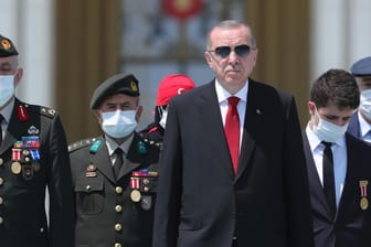 Ankara: Der türkische Präsident Recep Tayyip Erdogan legt einen Blumenstrauß am "Märtyrer-Denkmal" vor dem Präsidentenpalast nieder, um des Putschversuches vor vier Jahren zu gedenken.