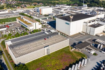 Rheda-Wiedenbrück: Luftaufnahme der Tönnies-Fleischfabrik, die nach der Schließung wegen eines Corona-Ausbruchs wieder den Betrieb aufnehmen darf.
