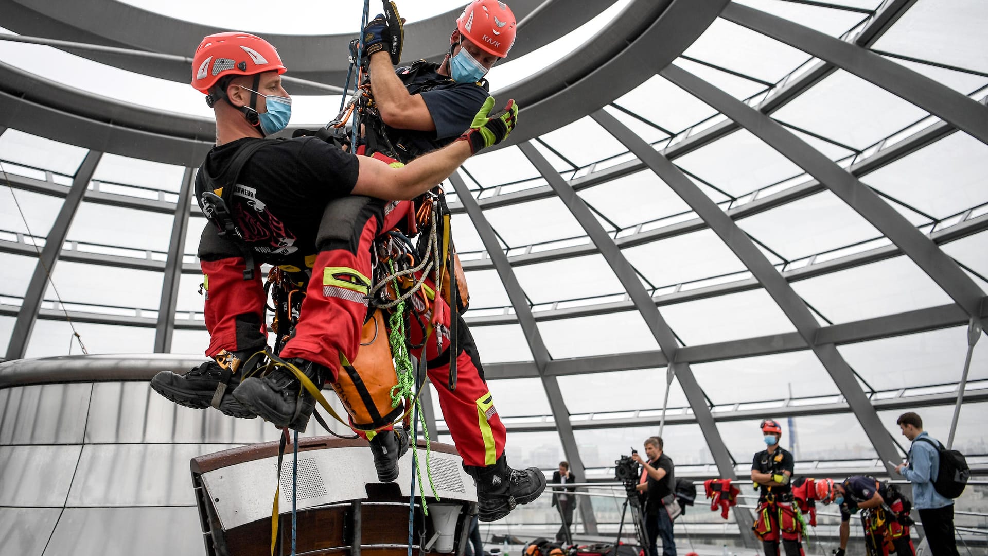 Die Höhenretter der Feuerwehr René Matthes (l) und Thomas Roy: Wegen der Corona-Krise müssen sie bei einer Übung Masken tragen.