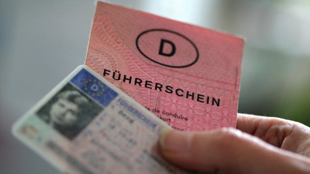 Wegen eines Formfehlers bei der neuen Straßenverkehrsordnung erhalten Tausende Verkehrssünder nun ihren Führerschein zurück.