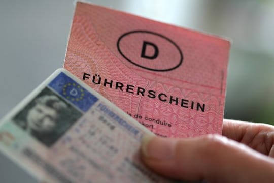 Wegen eines Formfehlers bei der neuen Straßenverkehrsordnung erhalten Tausende Verkehrssünder nun ihren Führerschein zurück.