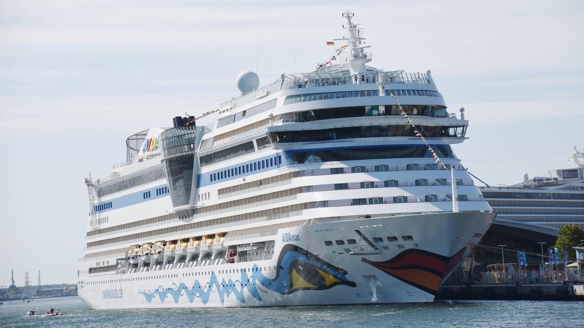 Die "AIDAmar" im Hafen von Rostock (Symbolbild): Die Reederei Aida Cruises bereitet den Saisonstart vor. Die "AIDAmar" im Hafen von Rostock (Symbolbild): Die Reederei Aida Cruises bereitet den Saisonstart vor.