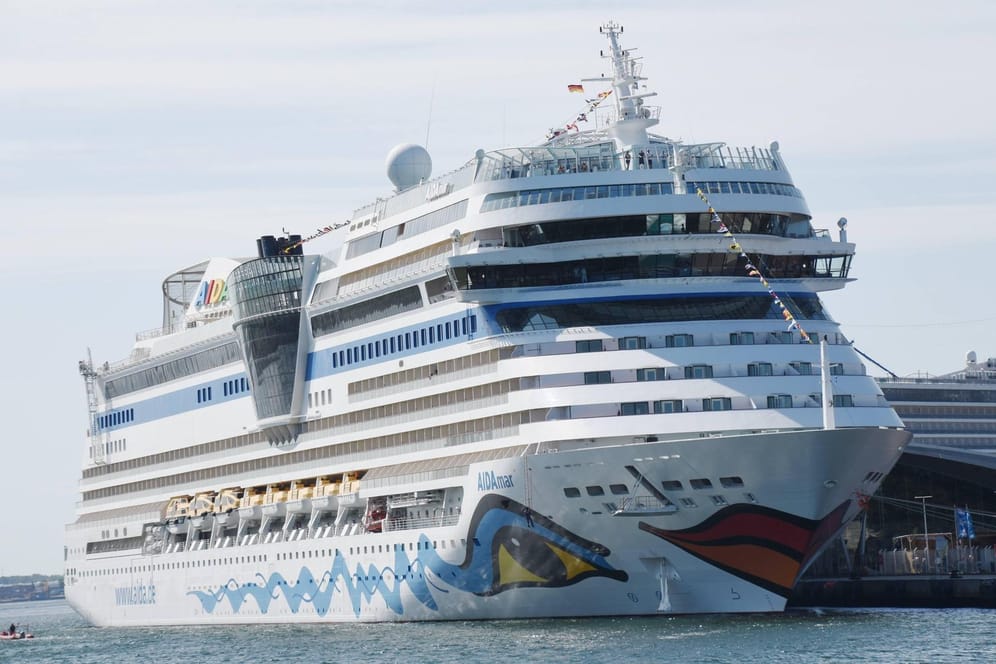 Die "AIDAmar" im Hafen von Rostock (Symbolbild): Die Reederei Aida Cruises bereitet den Saisonstart vor.