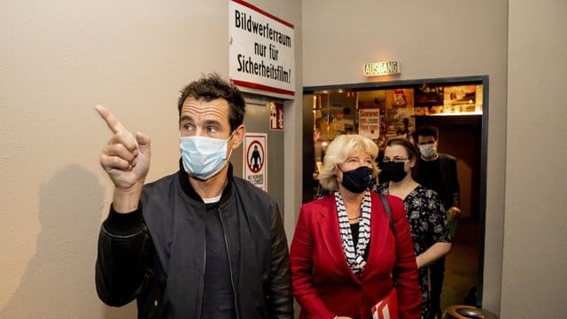 Monika Grütters kündigt Hilfsmaßnahmen für Kinos und die Filmbranche an. Monika Grütters kündigt Hilfsmaßnahmen für Kinos und die Filmbranche an.