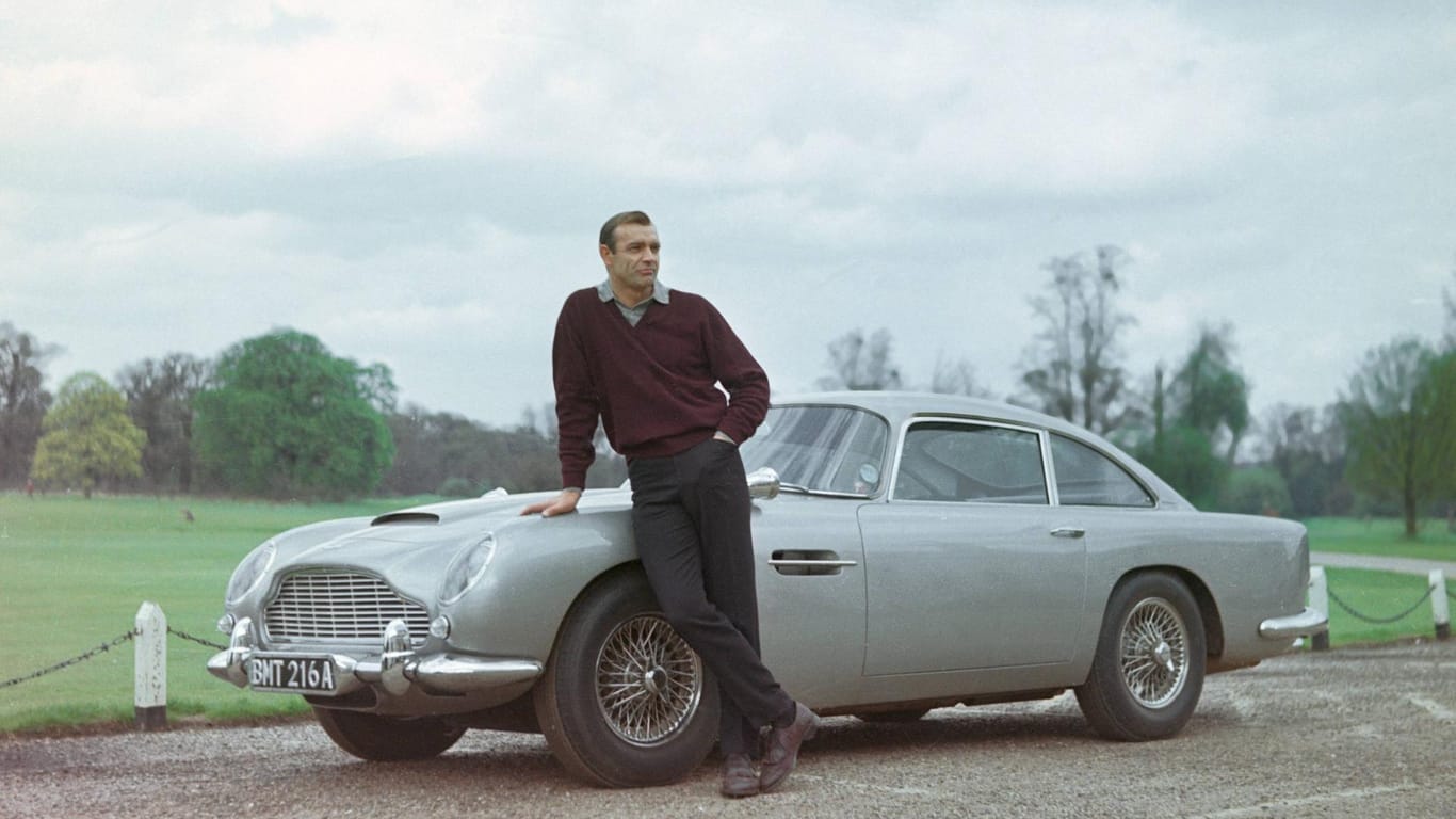 Mehrfach war der britische Geheimagent James Bond in der bekannten Filmreihe in einem Aston Martin unterwegs. Unter anderem dadurch erlangte die Marke Kultstatus. Der legendäre DB5 aus "Goldfinger" mit Sean Connery wurde 2019 für etwa sechs Millionen Euro versteigert.