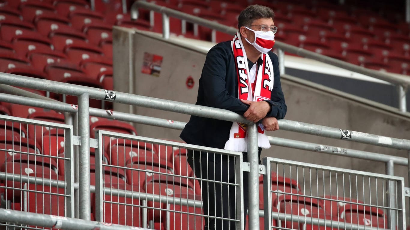 Claus Vogt, Präsident des VfB Stuttgart, steht mit Corona-Maske auf der Tribüne: Der Aufsteiger hat einen Kredit bei der KfW-Bank beantragt.