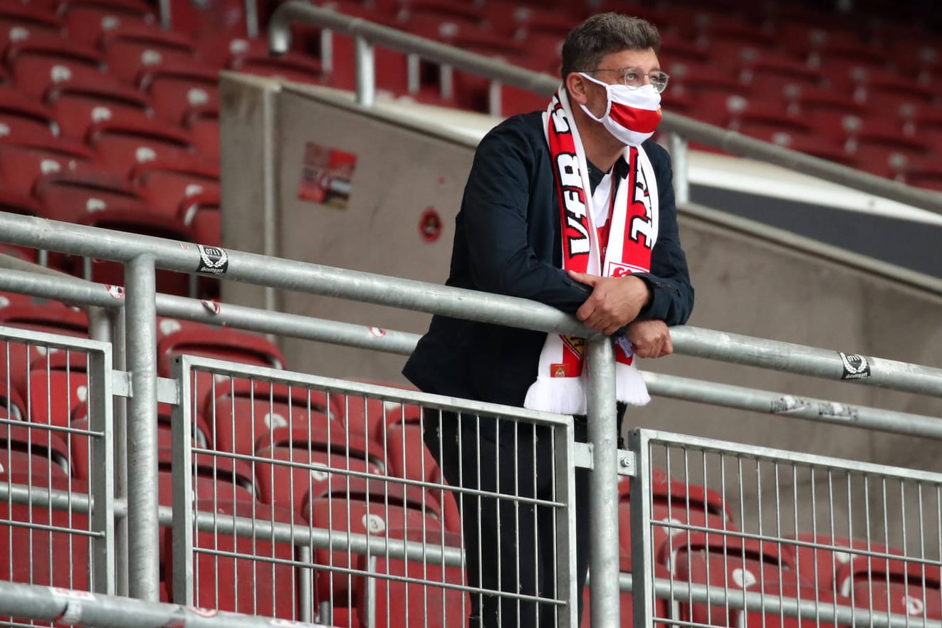 Claus Vogt, Präsident des VfB Stuttgart, steht mit Corona-Maske auf der Tribüne: Der Aufsteiger hat einen Kredit bei der KfW-Bank beantragt.