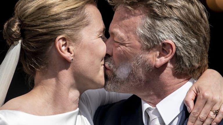 Mette Frederiksen, Ministerpräsidentin von Dänemark, küsst ihren Ehemann Bo Tengberg.