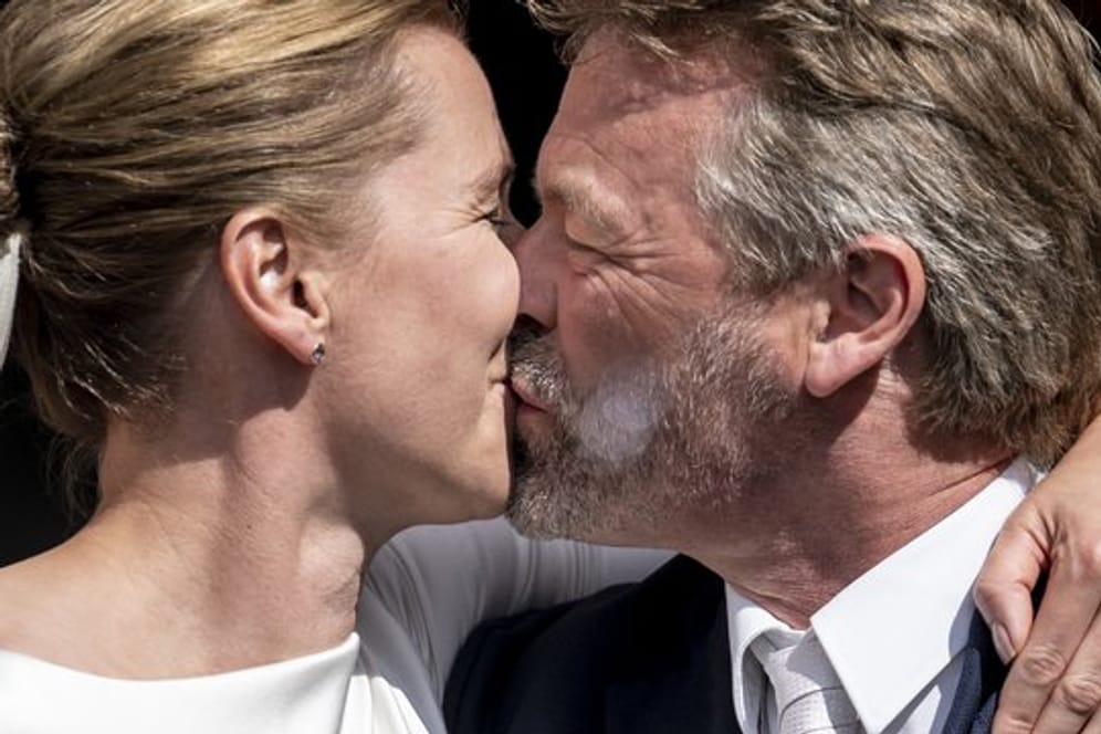 Mette Frederiksen, Ministerpräsidentin von Dänemark, küsst ihren Ehemann Bo Tengberg.