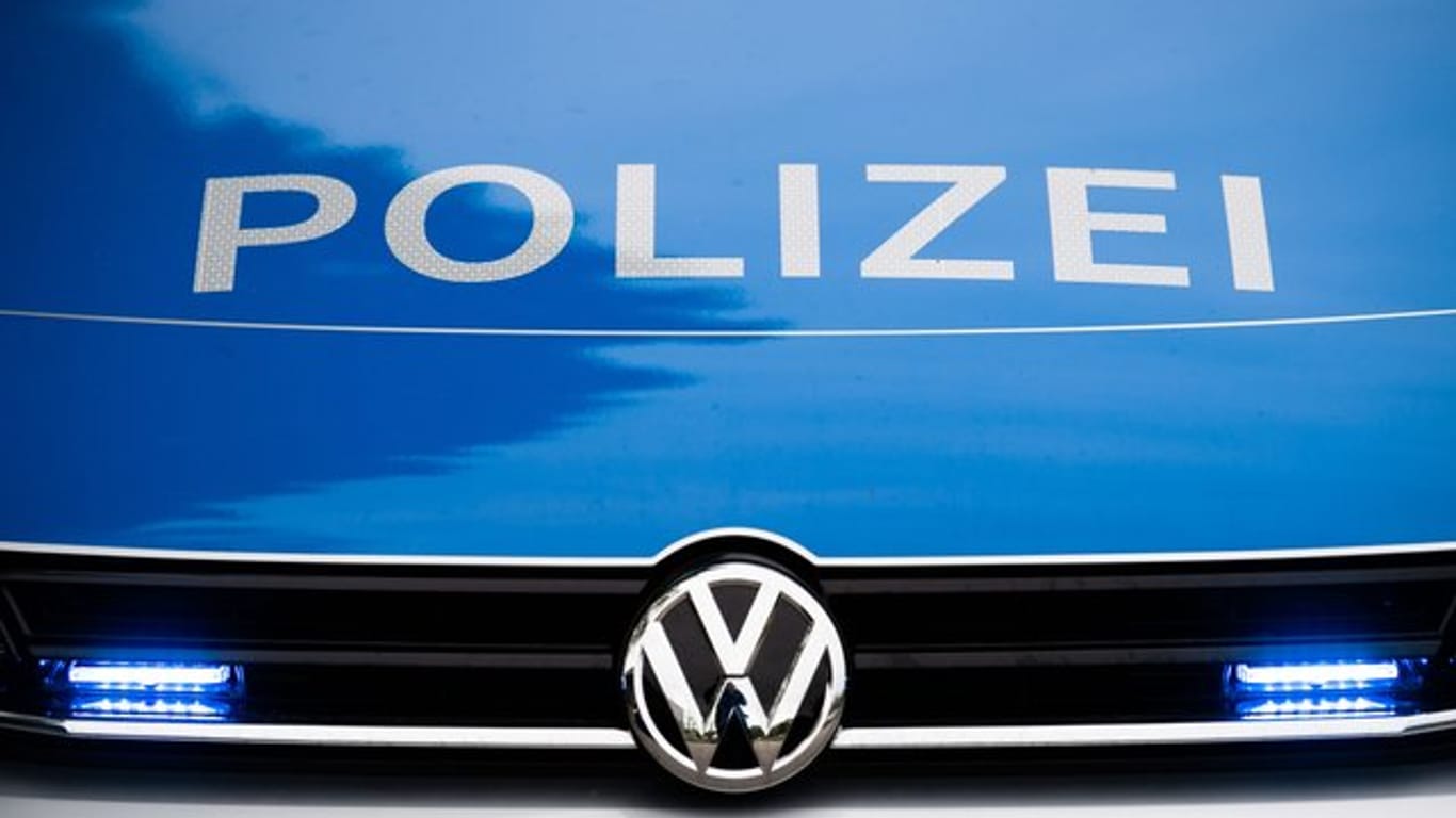 Ein Blaulicht leuchtet an einer Polizeistreife (Symbolbild): In Köln ist es zu einer Verfolgungsjagd gekommen.
