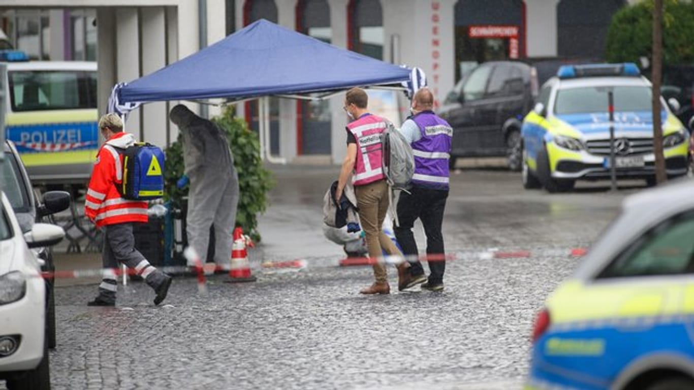 Einsatzkräfte der Polizei, Rettungsdienst und Notfallseelsorge sind am Tatort in der Stadtmitte von Bad Schussenried im Einsatz.