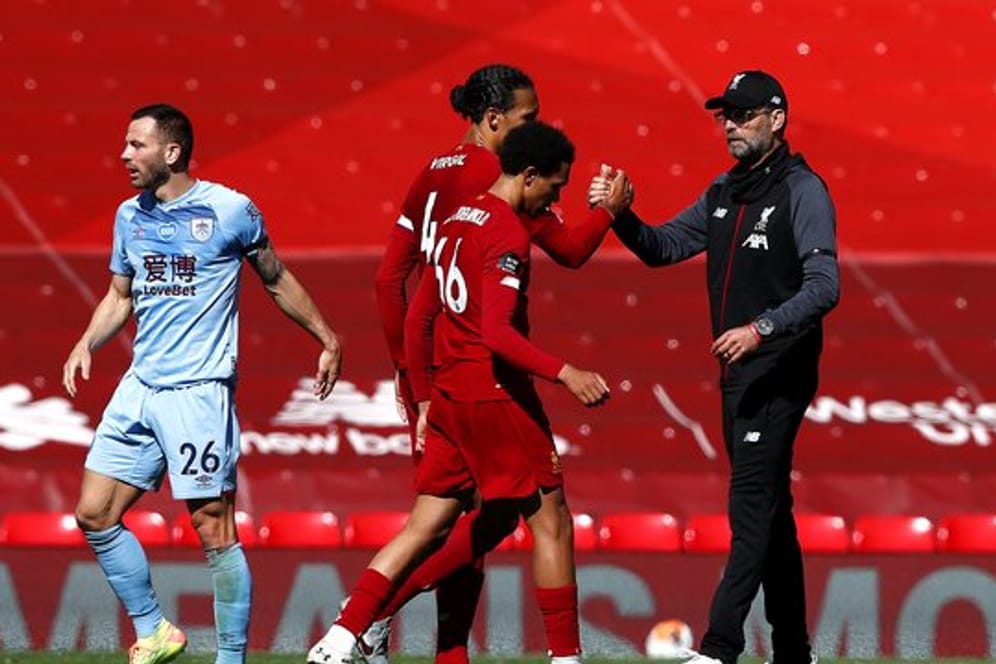 Trainer Jürgen Klopp und der FC Liverpool werden an der Anfield Road zum Meister geehrt.