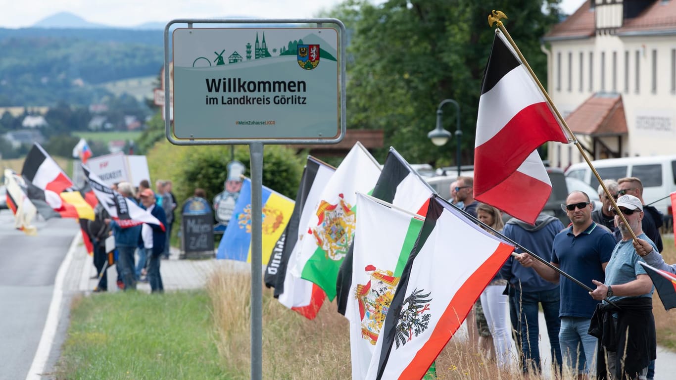 Protest an der B96 in Sachsen: Die schwarz-weiß-rote Fahne des deutschen Kaiserreiches als Ausdruck rechter Gesinnung.