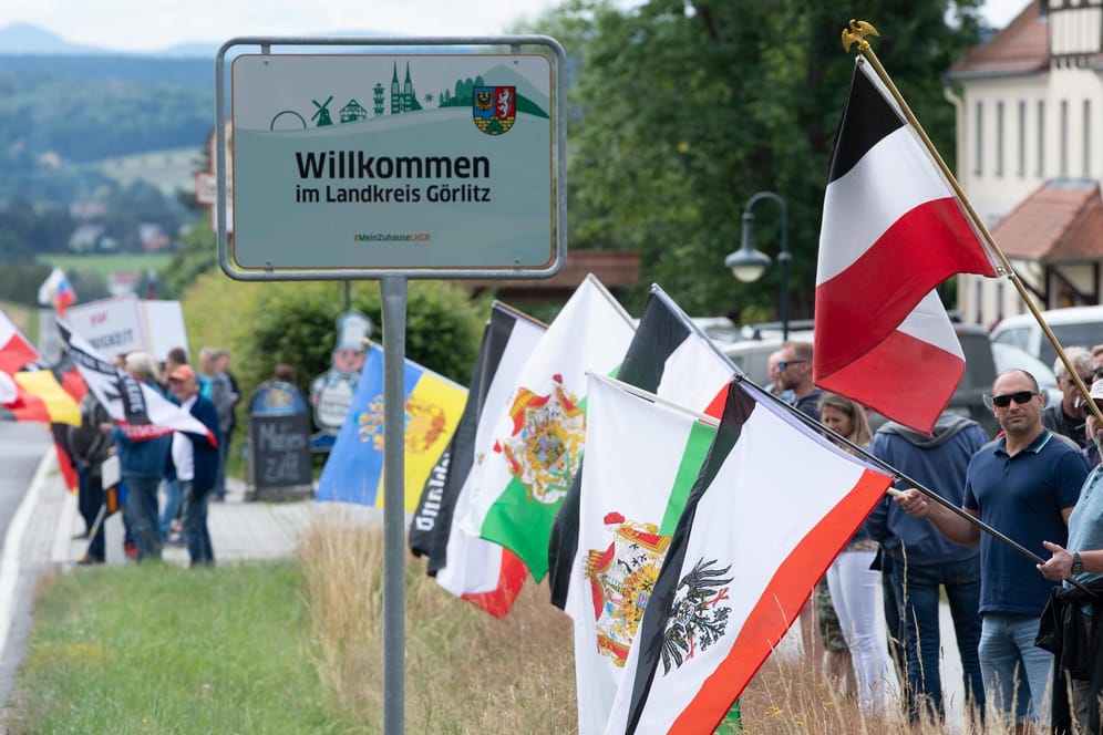 Protest an der B96 in Sachsen: Die schwarz-weiß-rote Fahne des deutschen Kaiserreiches als Ausdruck rechter Gesinnung.